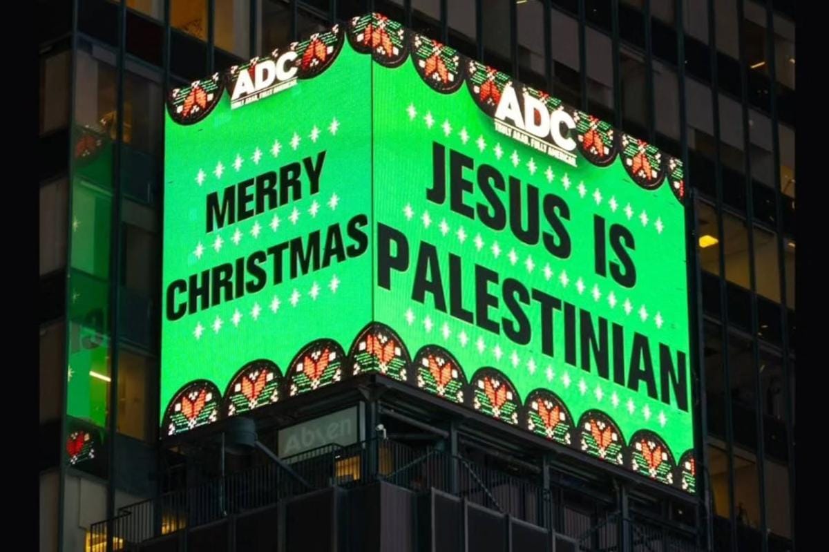 “Gesù è palestinese”: la campagna di ADC a Times Square e l’uso del Natale per riscrivere la storia
